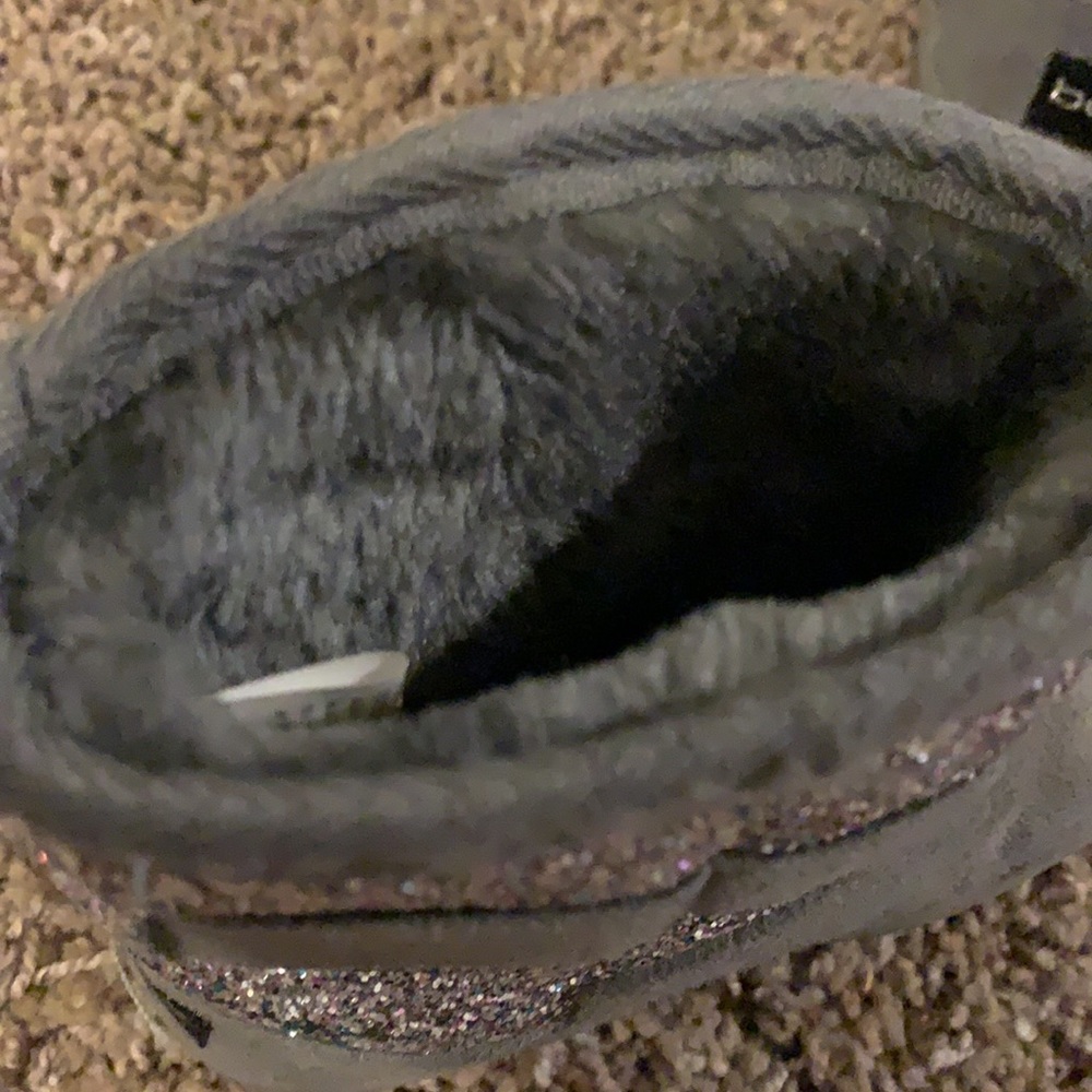 Like new toddler size 8 BeBe fur boots - Picture 5 of 5